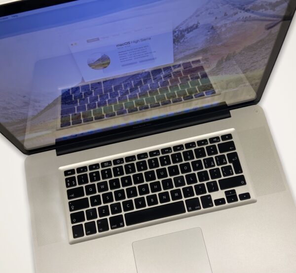 MacBook Pro 17" - Image 2